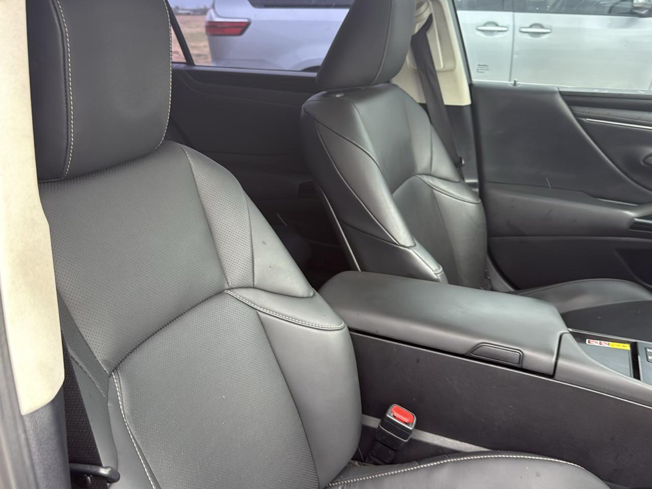 Lexus ES ES 300h FWD 2024