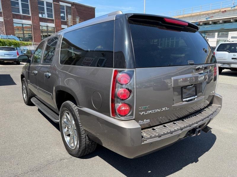 GMC Yukon Denali XL 4WD 2011