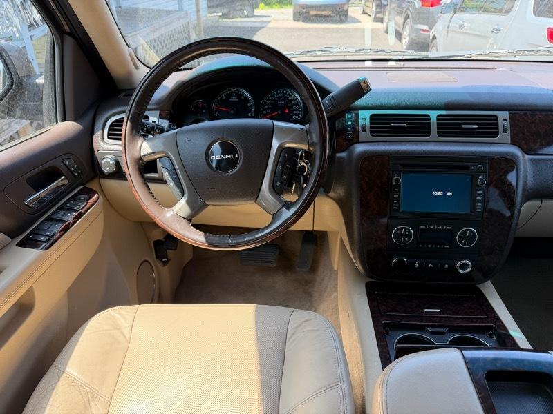 GMC Yukon Denali XL 4WD 2011