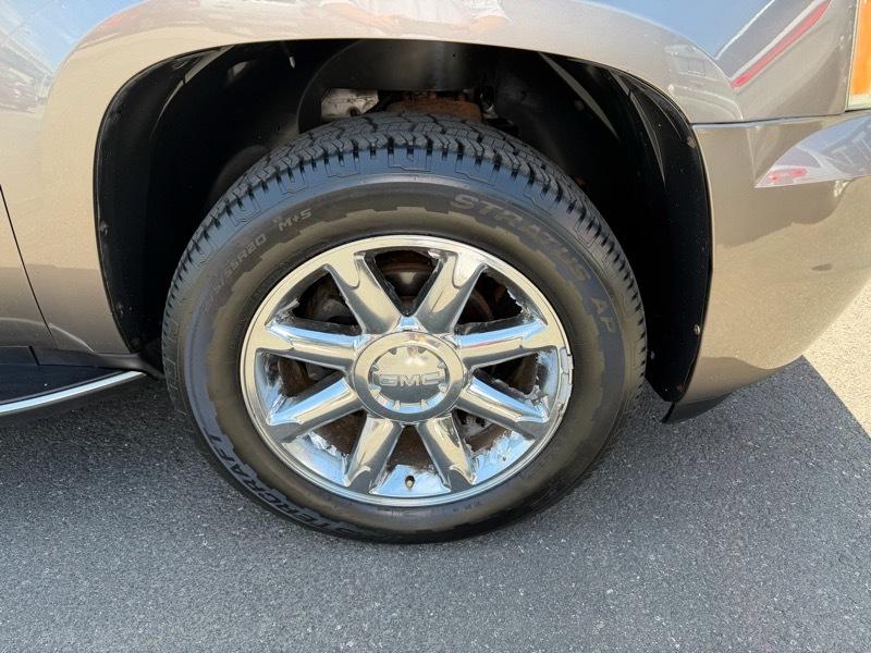 GMC Yukon Denali XL 4WD 2011