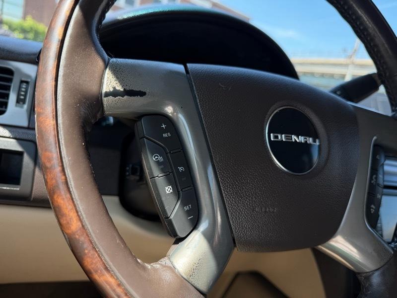 GMC Yukon Denali XL 4WD 2011