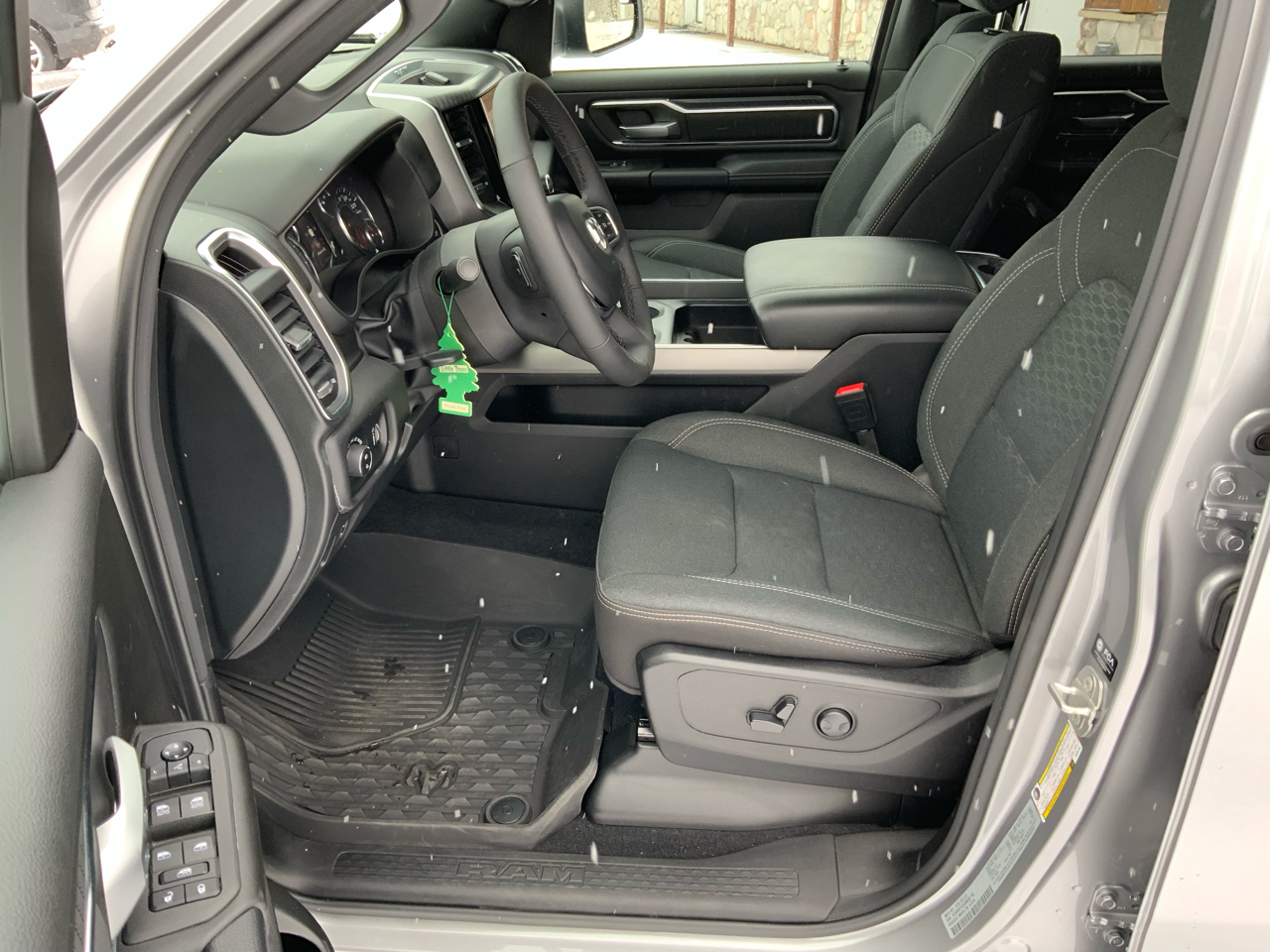 RAM 1500 Big Horn Crew Cab SWB 4WD 2025