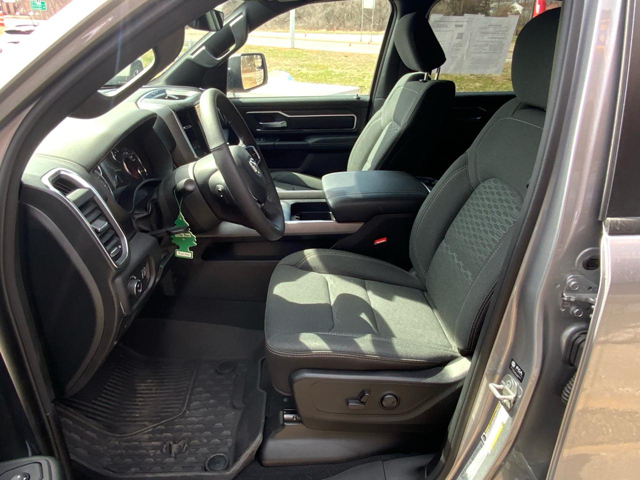 RAM 1500 Big Horn Crew Cab SWB 4WD 2025