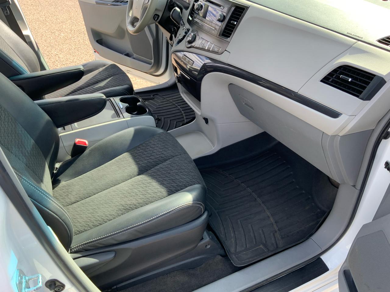 Toyota Sienna FWD 7-Passenger V6 2012