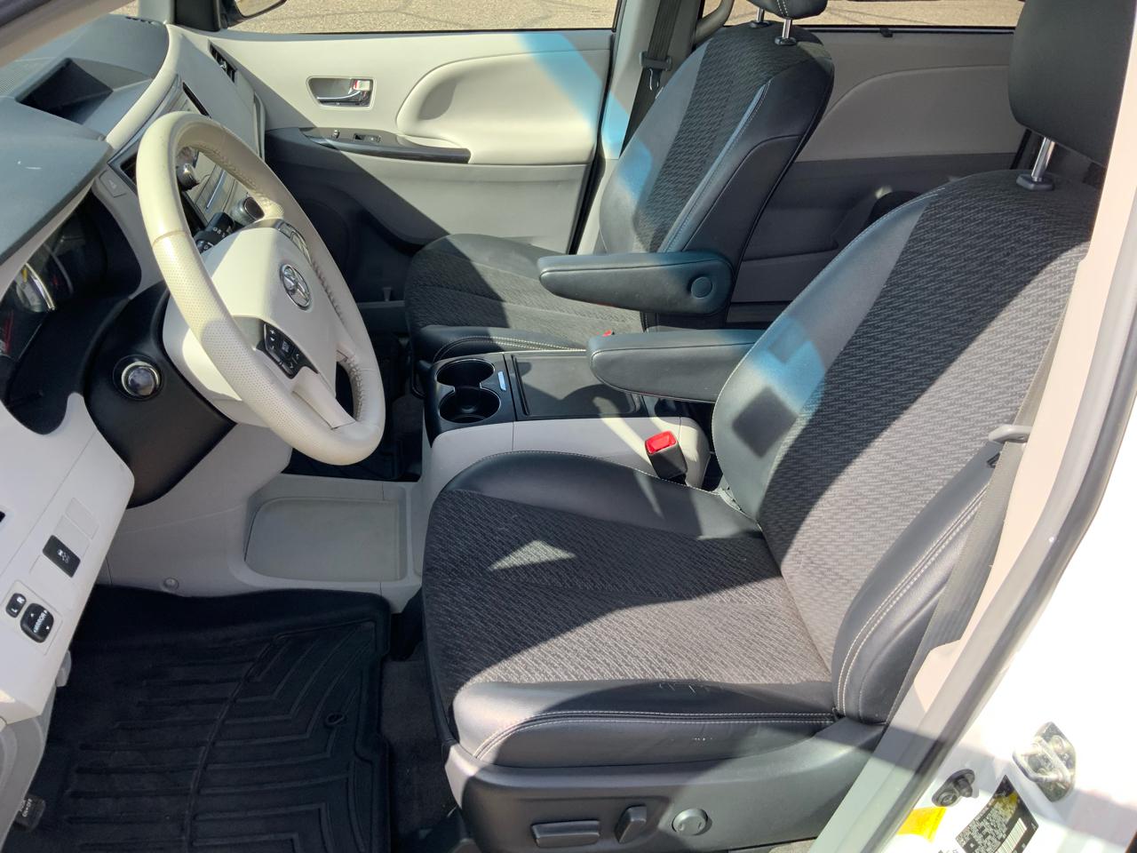 Toyota Sienna FWD 7-Passenger V6 2012