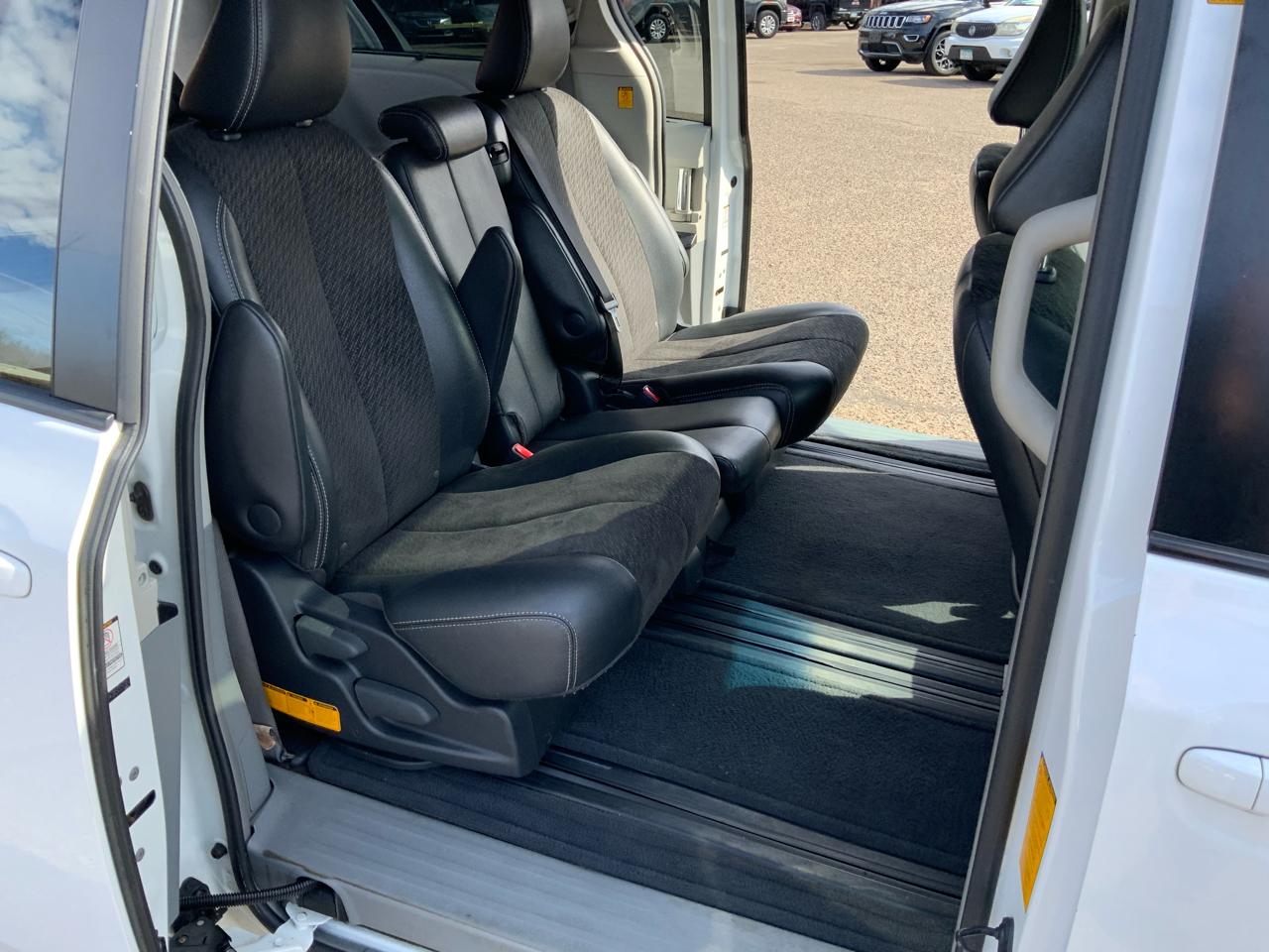 Toyota Sienna FWD 7-Passenger V6 2012