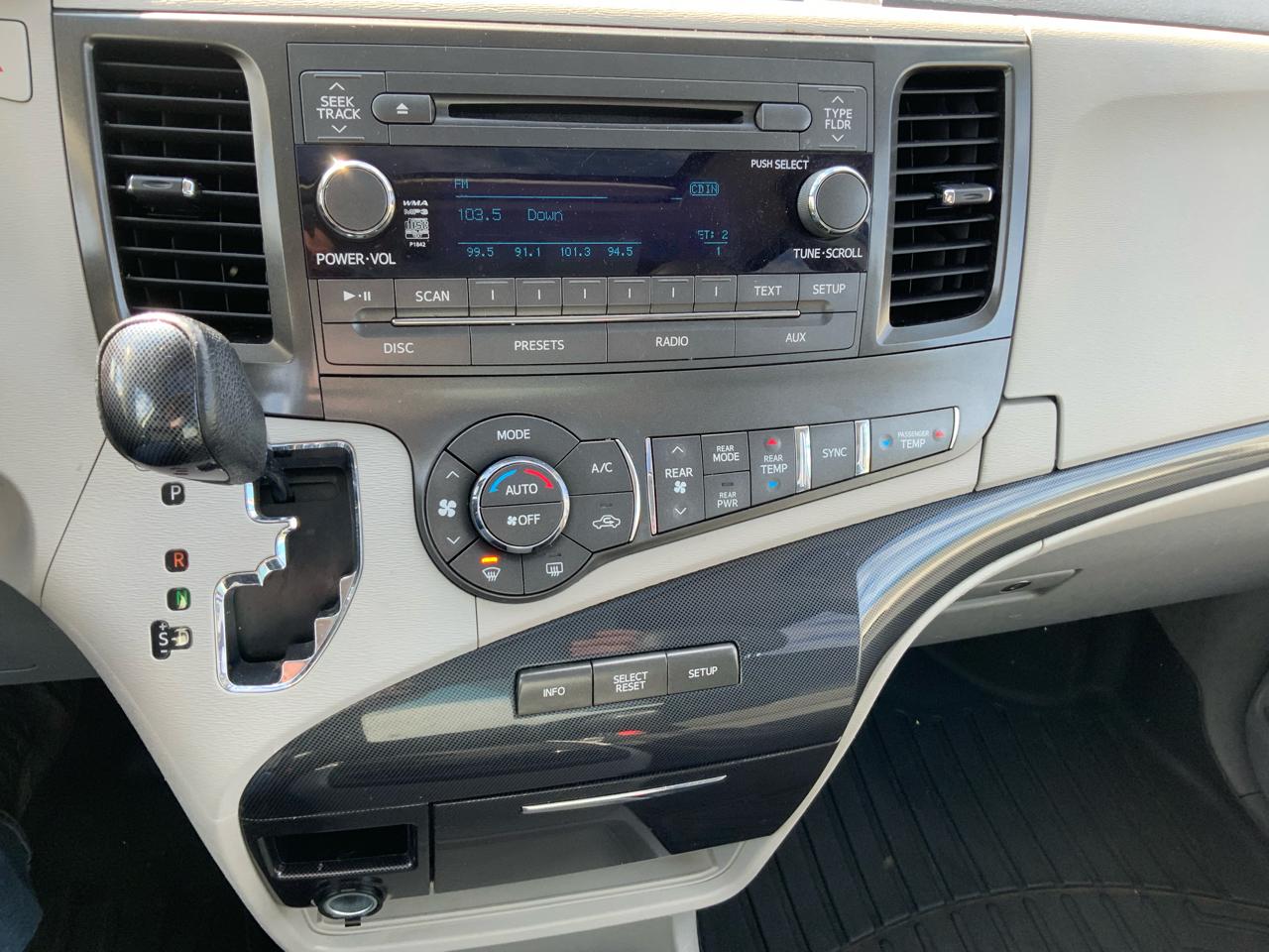 Toyota Sienna FWD 7-Passenger V6 2012