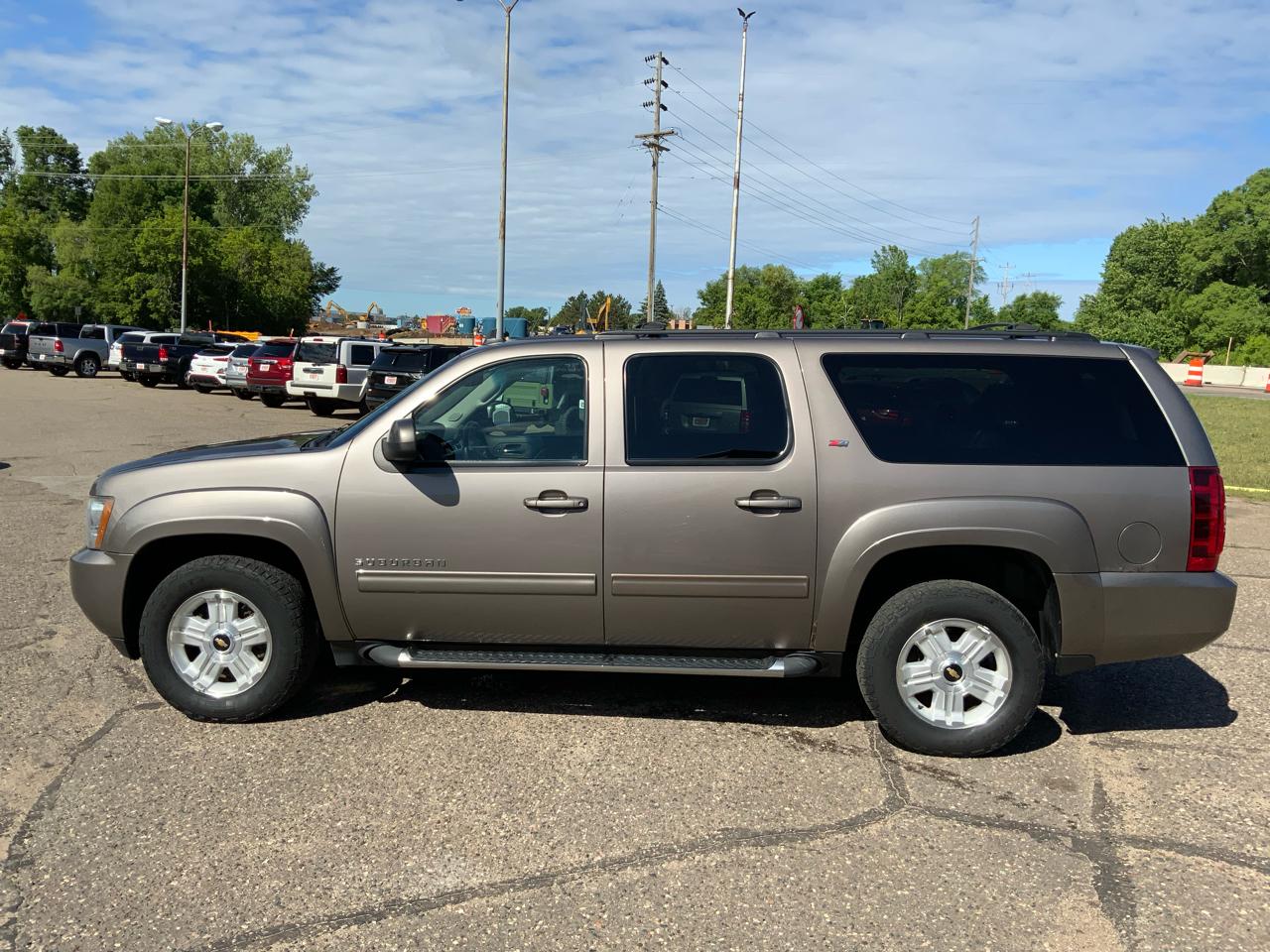 Chevrolet Suburban 1500 Z71 4D SUV 4WD 2011