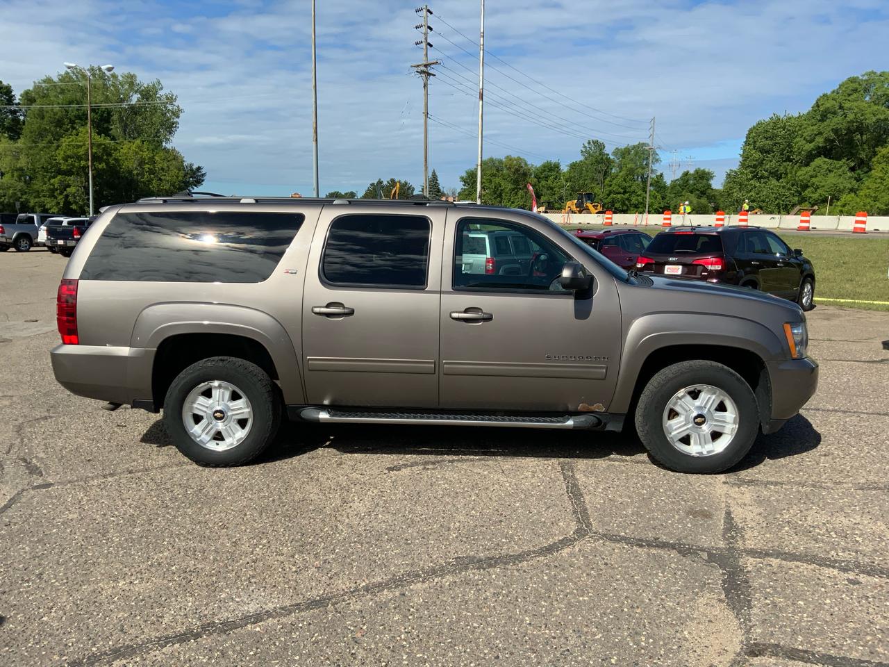 Chevrolet Suburban 1500 Z71 4D SUV 4WD 2011