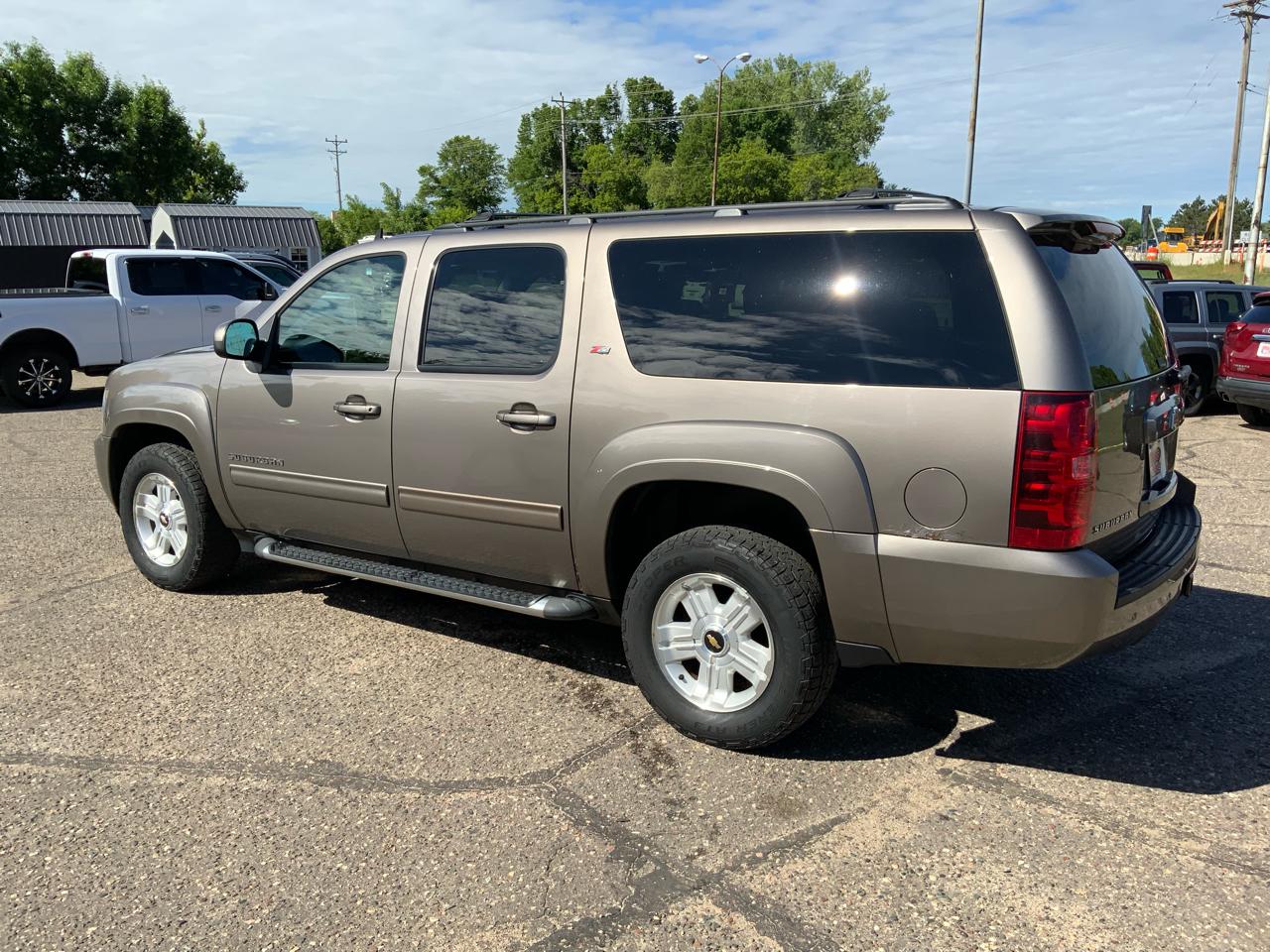 Chevrolet Suburban 1500 Z71 4D SUV 4WD 2011
