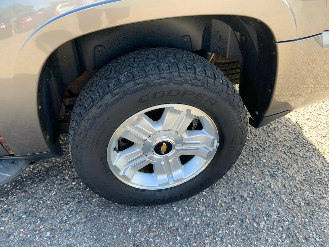 Chevrolet Suburban 1500 Z71 4D SUV 4WD 2011