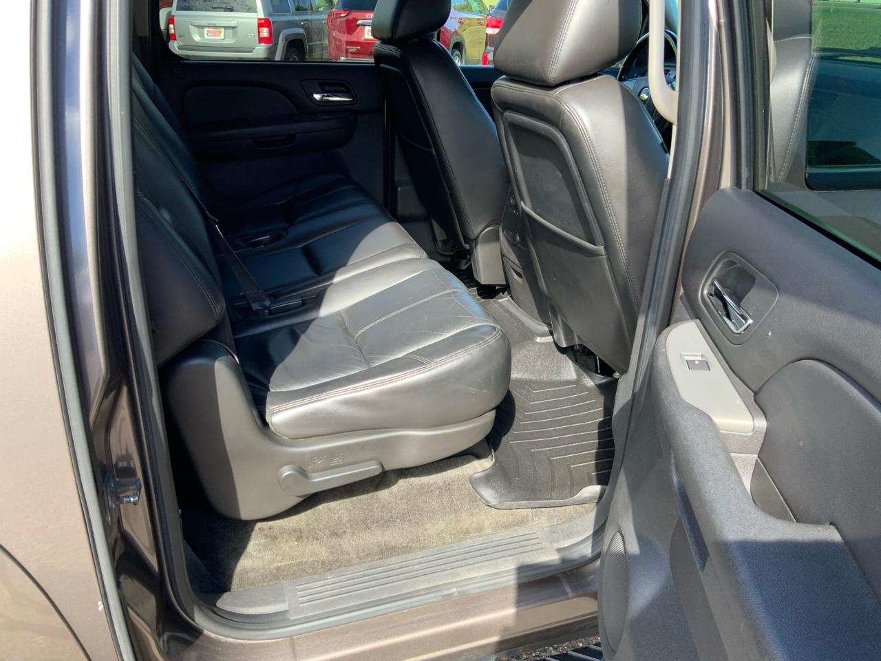 Chevrolet Suburban 1500 Z71 4D SUV 4WD 2011