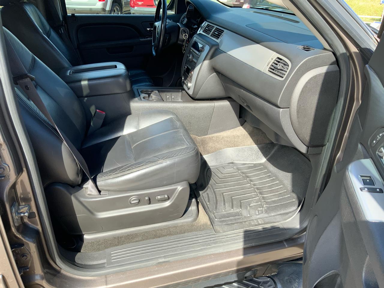Chevrolet Suburban 1500 Z71 4D SUV 4WD 2011
