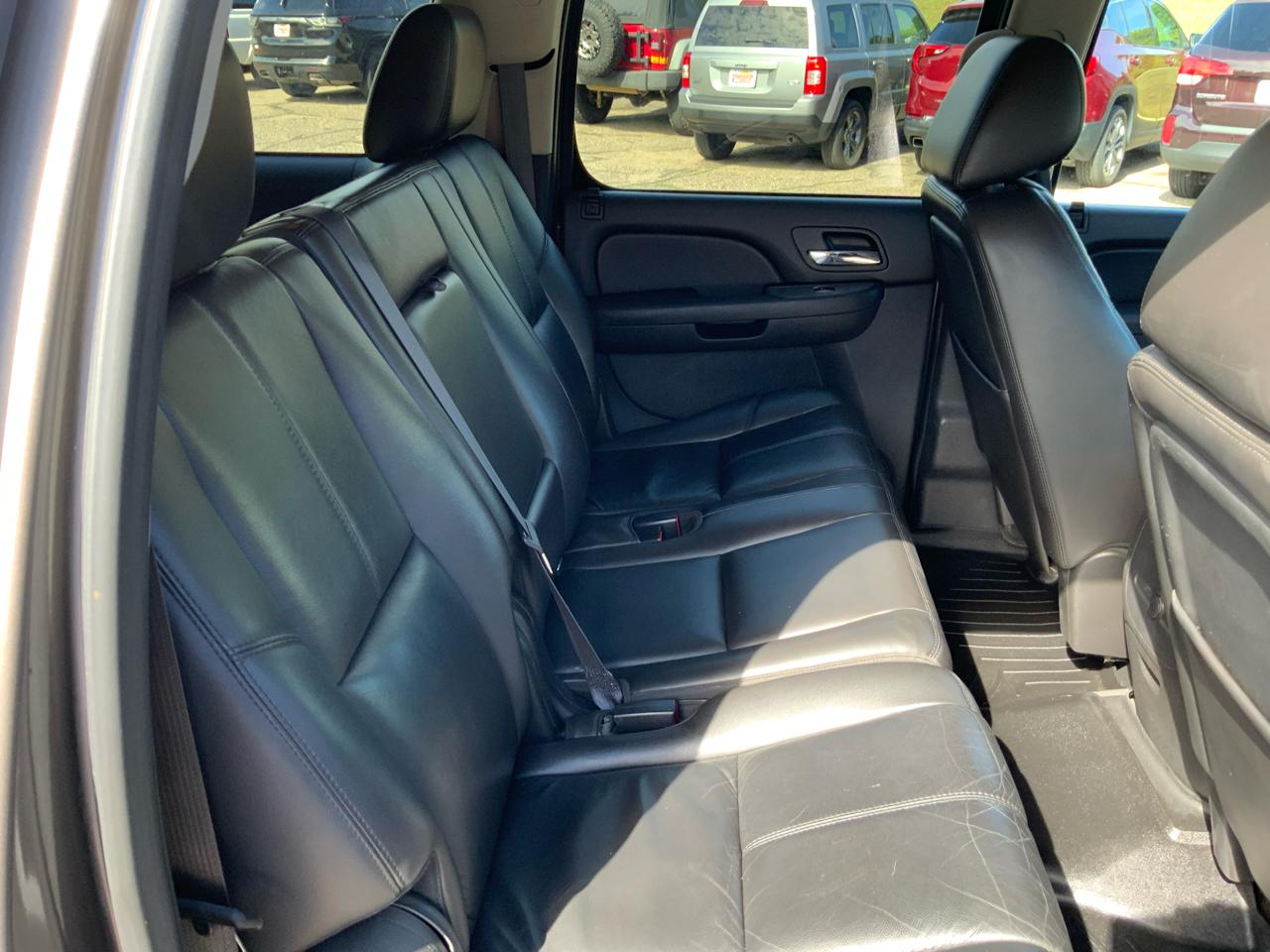 Chevrolet Suburban 1500 Z71 4D SUV 4WD 2011