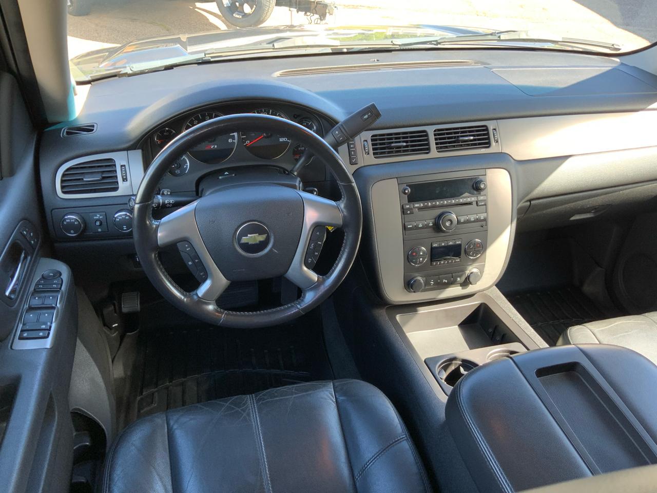 Chevrolet Suburban 1500 Z71 4D SUV 4WD 2011