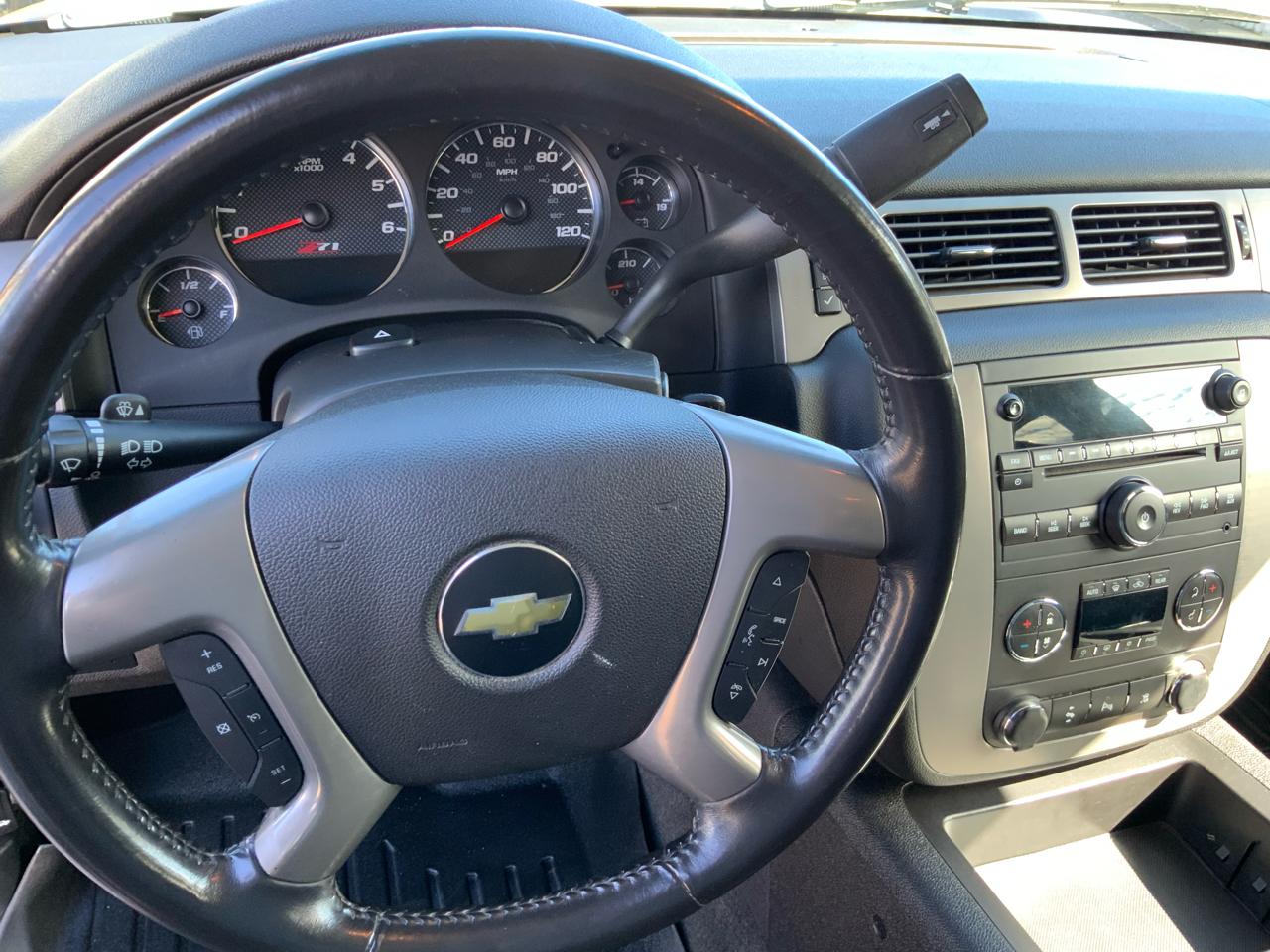 Chevrolet Suburban 1500 Z71 4D SUV 4WD 2011