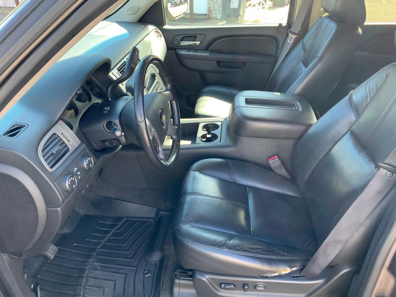 Chevrolet Suburban 1500 Z71 4D SUV 4WD 2011