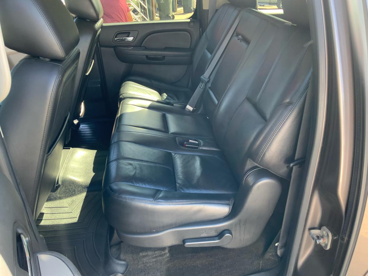 Chevrolet Suburban 1500 Z71 4D SUV 4WD 2011
