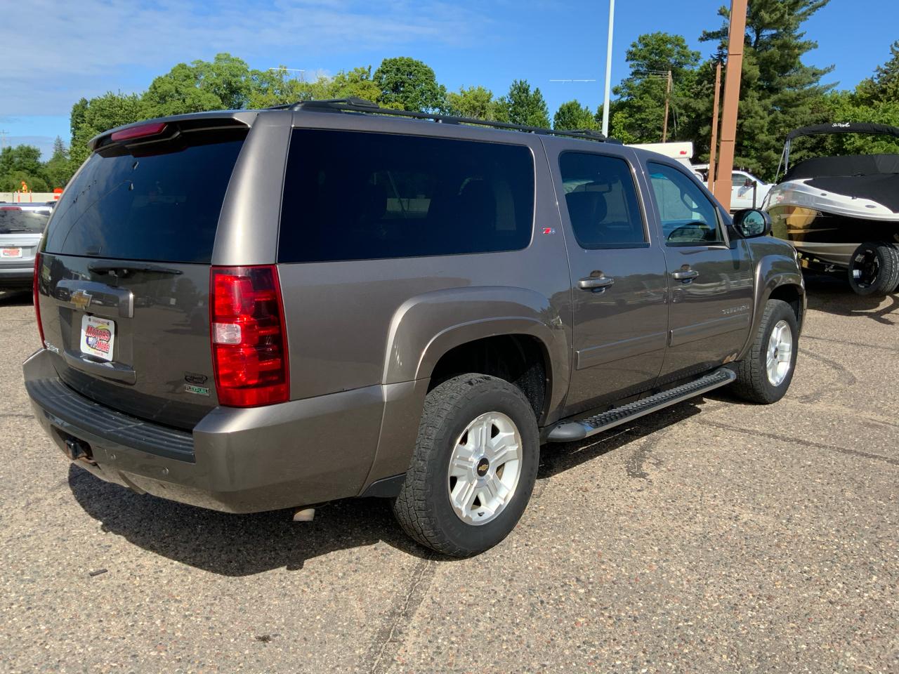 Chevrolet Suburban 1500 Z71 4D SUV 4WD 2011