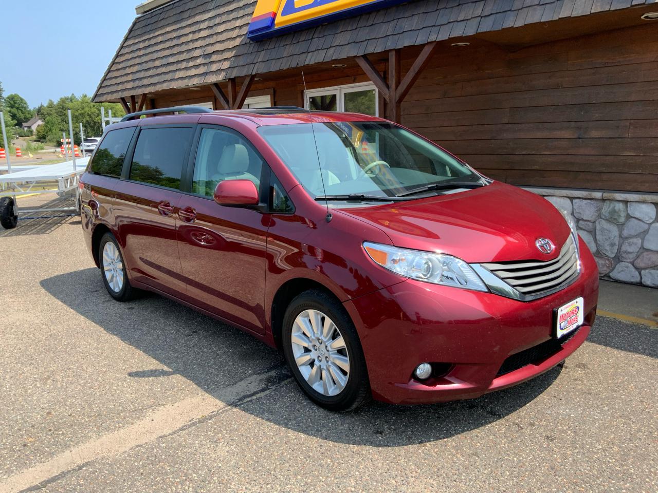 Toyota Sienna 5dr 7-Pass Van V6 XLE AWD (Natl) 2014