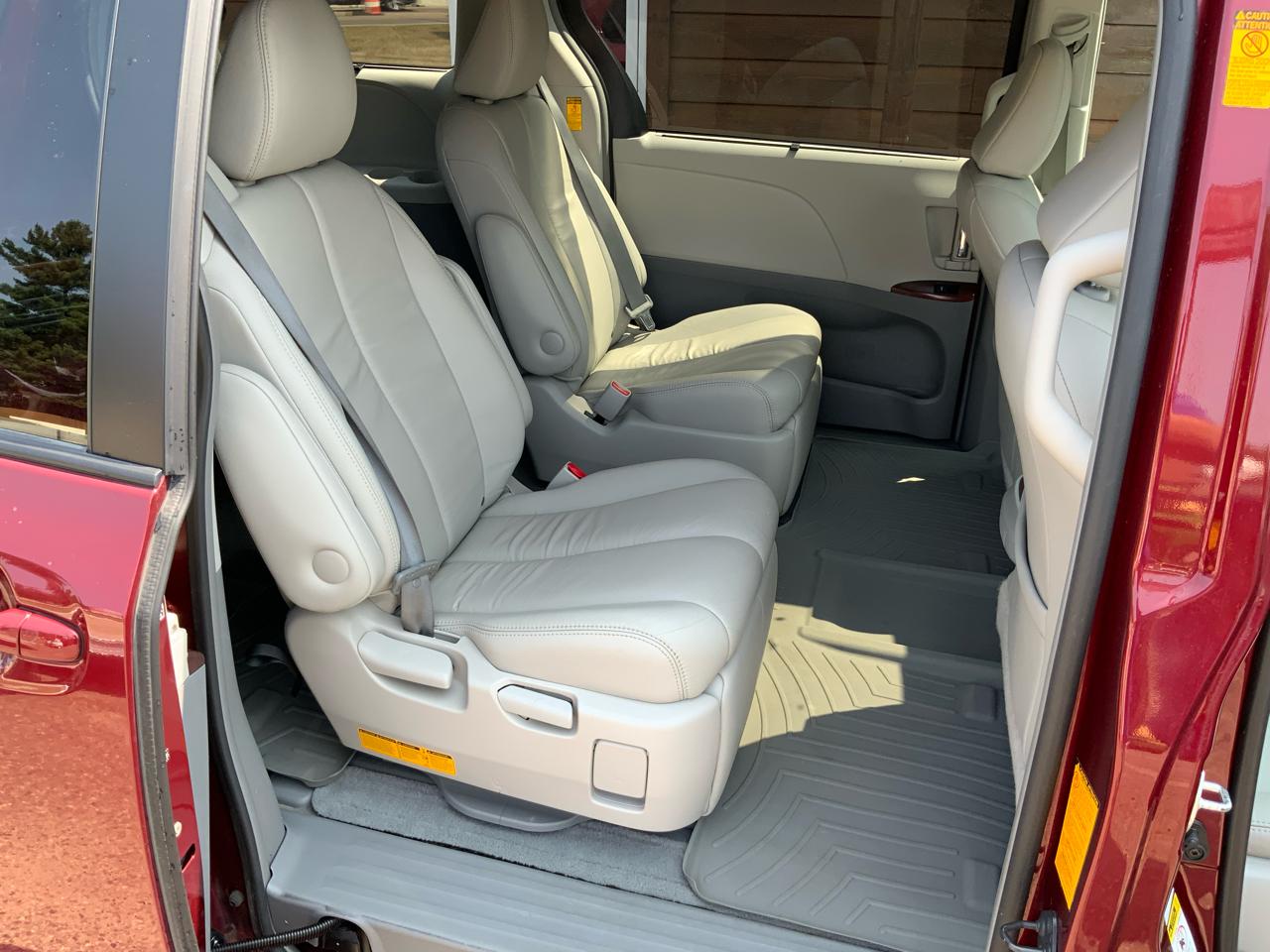 Toyota Sienna 5dr 7-Pass Van V6 XLE AWD (Natl) 2014