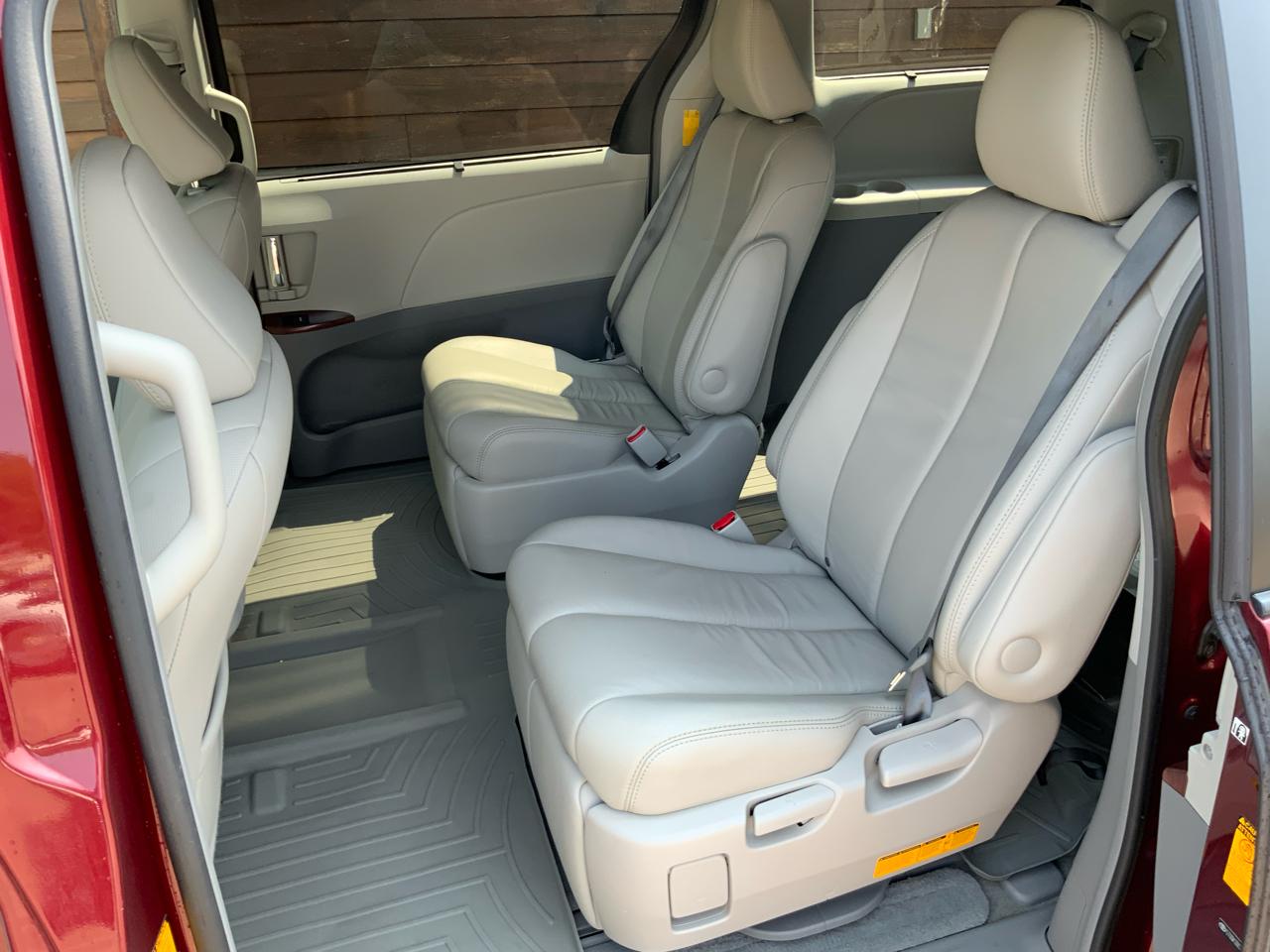 Toyota Sienna 5dr 7-Pass Van V6 XLE AWD (Natl) 2014