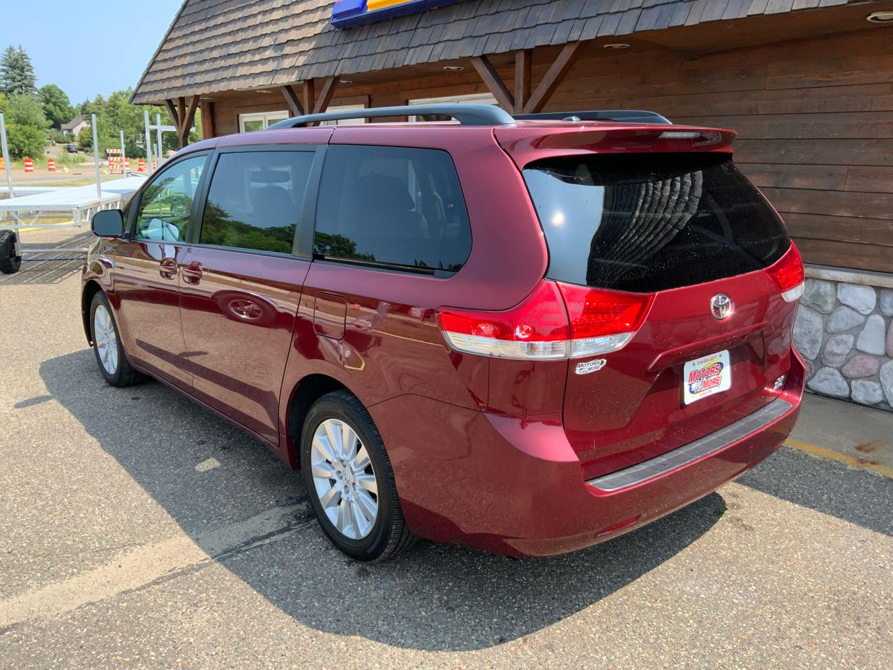 Toyota Sienna 5dr 7-Pass Van V6 XLE AWD (Natl) 2014