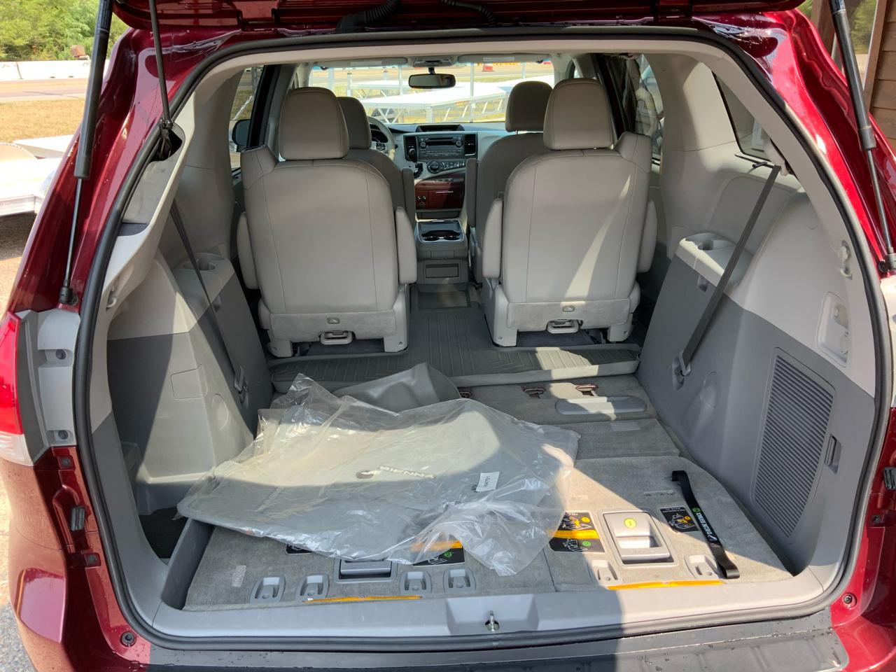 Toyota Sienna 5dr 7-Pass Van V6 XLE AWD (Natl) 2014