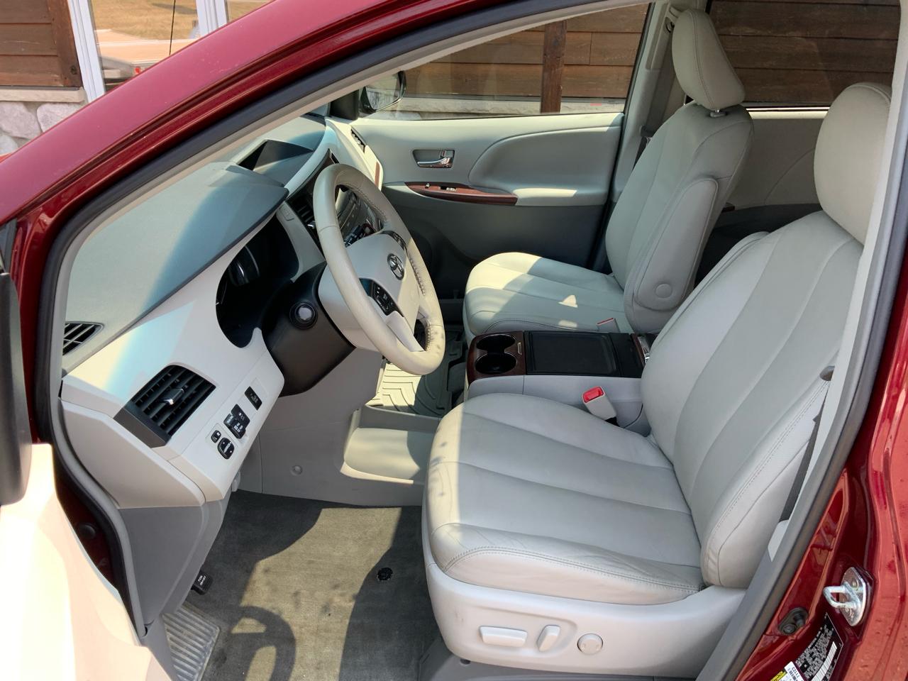 Toyota Sienna 5dr 7-Pass Van V6 XLE AWD (Natl) 2014