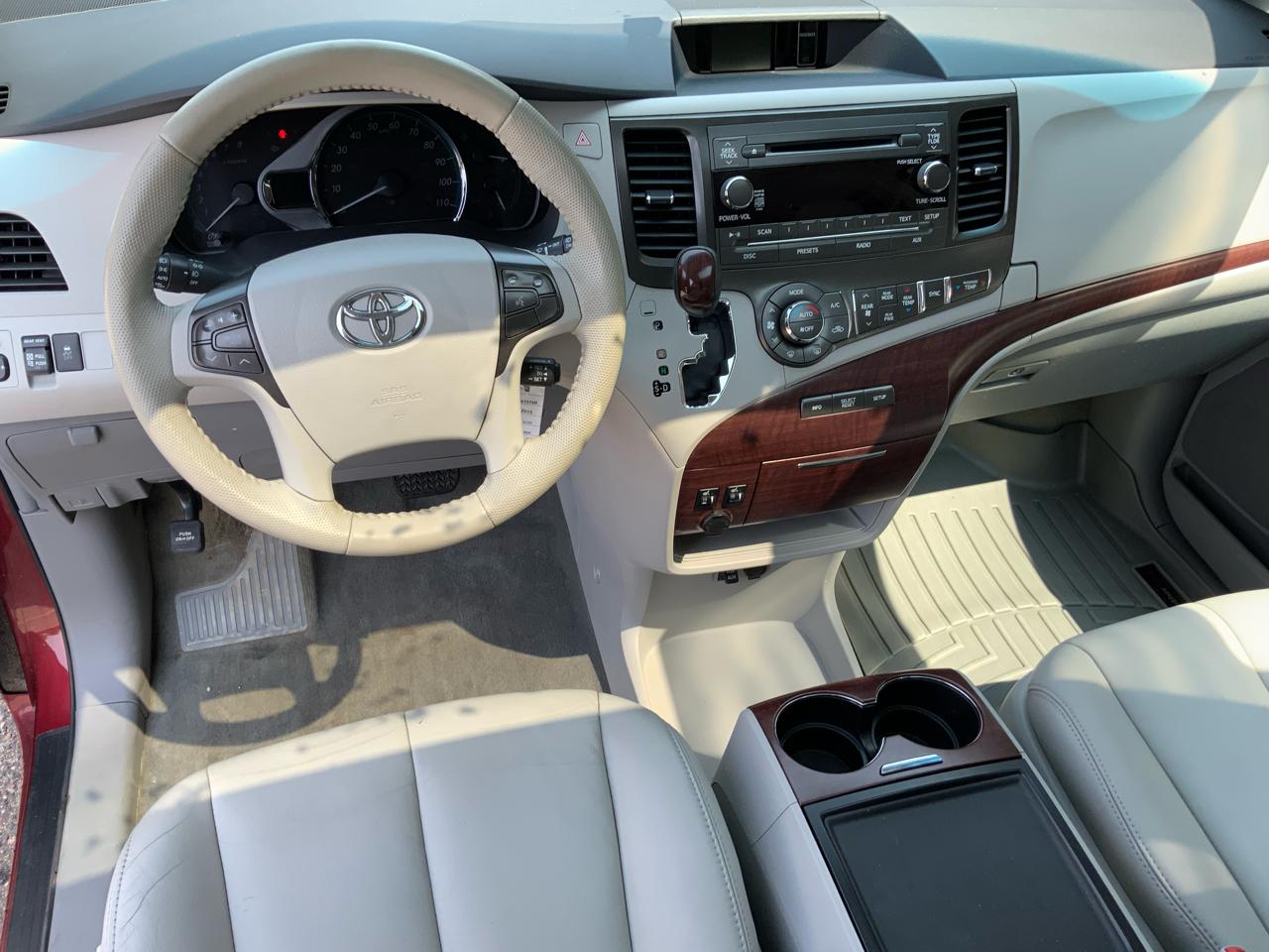 Toyota Sienna 5dr 7-Pass Van V6 XLE AWD (Natl) 2014