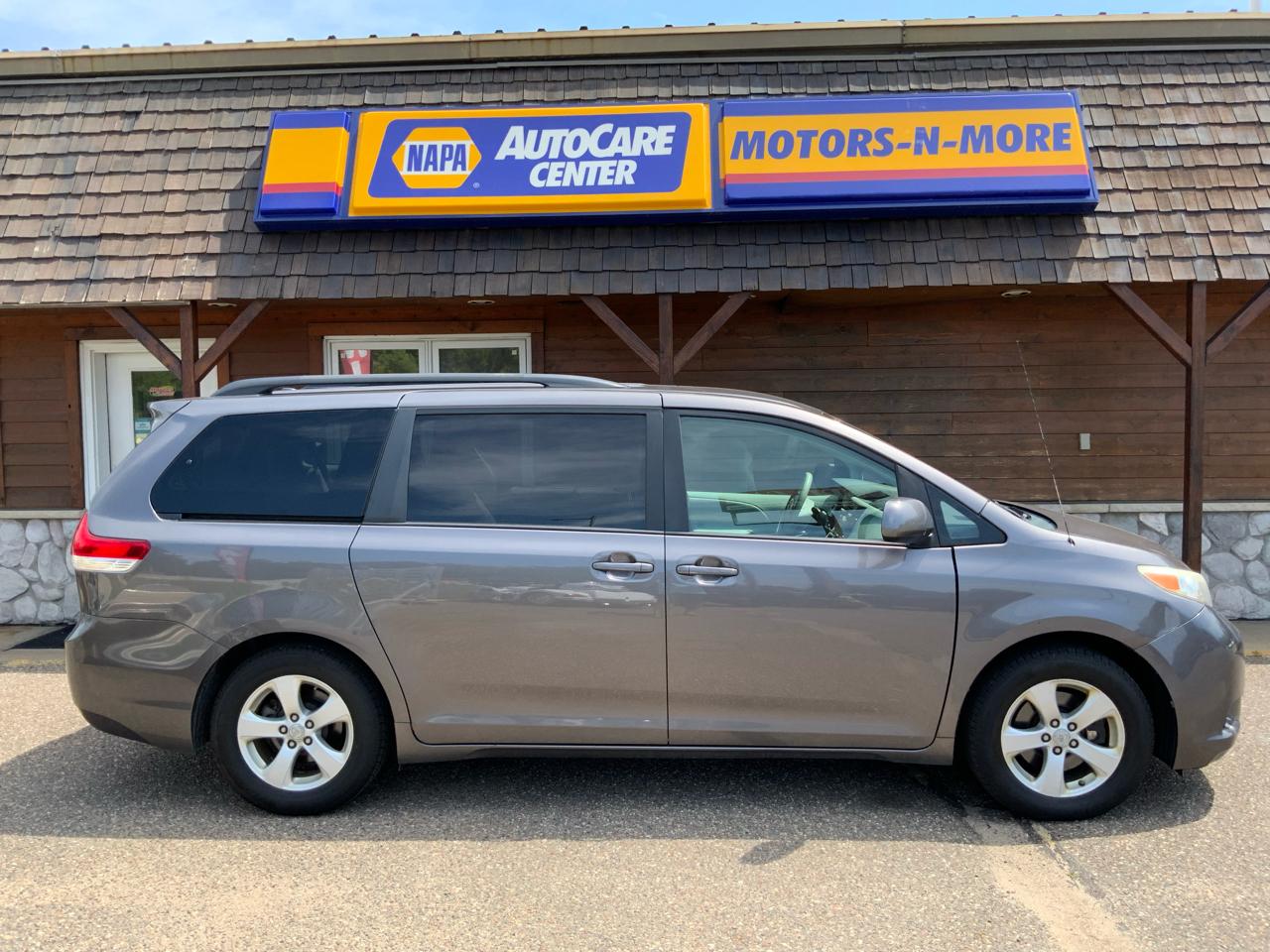 Toyota Sienna LE 8-Pass V6 2011