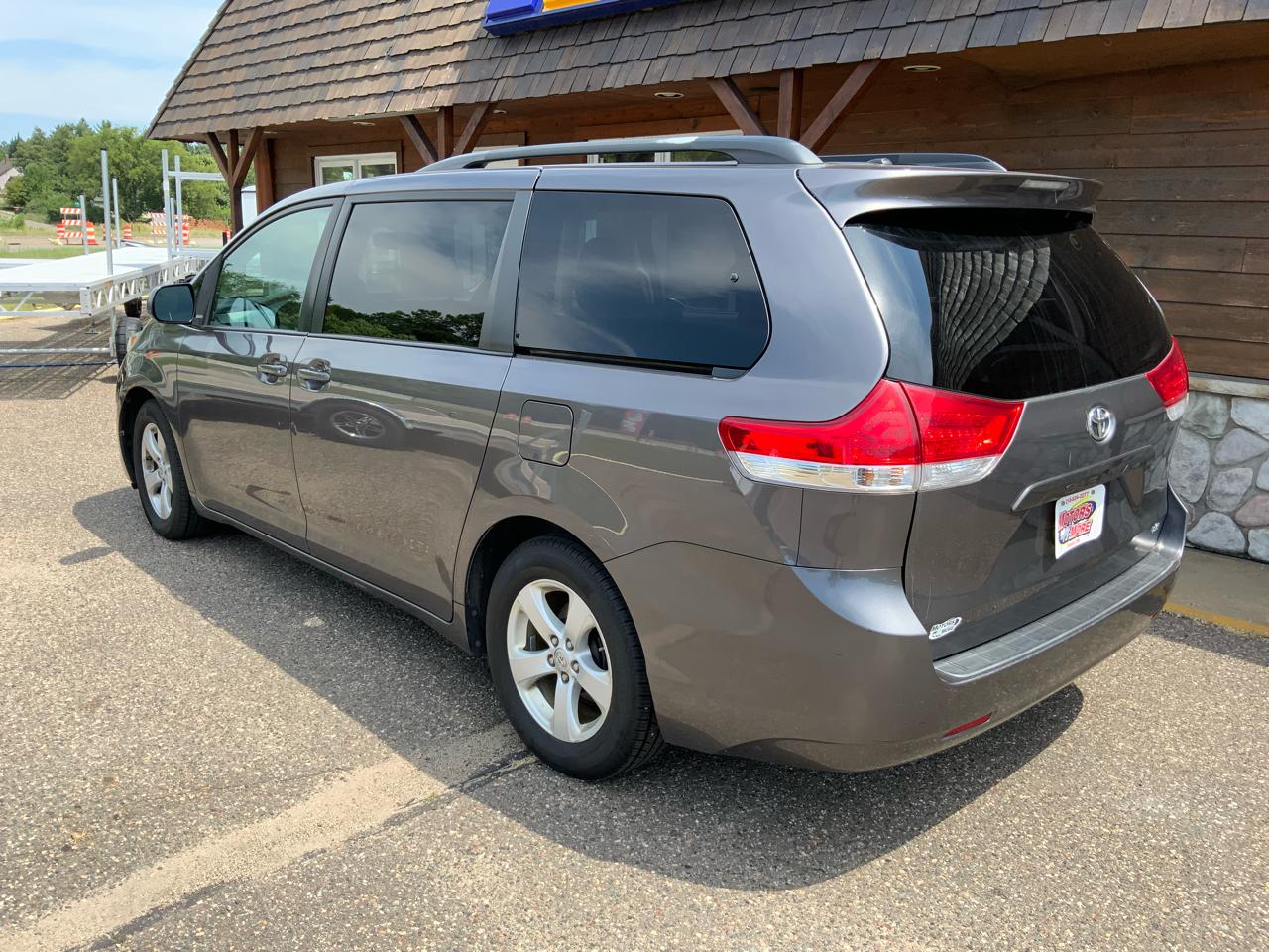 Toyota Sienna LE 8-Pass V6 2011