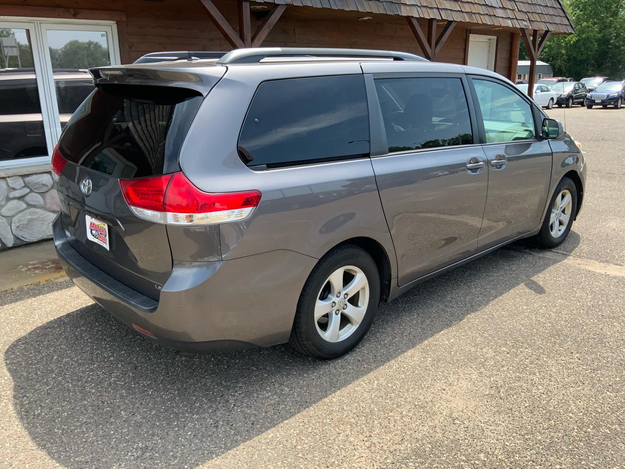 Toyota Sienna LE 8-Pass V6 2011