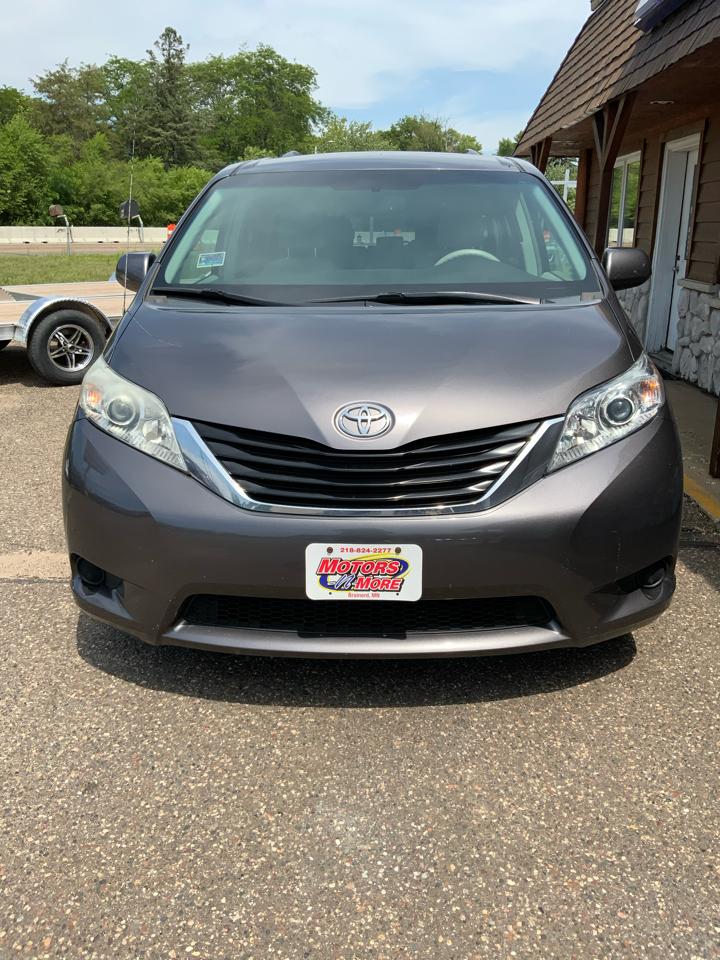Toyota Sienna LE 8-Pass V6 2011
