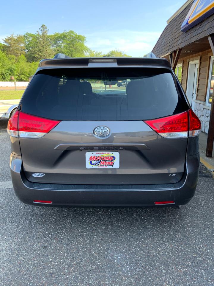 Toyota Sienna LE 8-Pass V6 2011