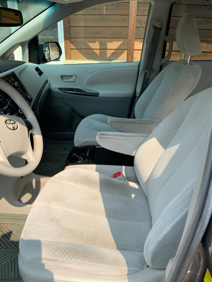 Toyota Sienna LE 8-Pass V6 2011