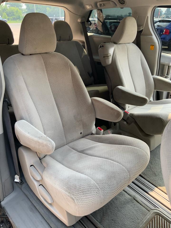 Toyota Sienna LE 8-Pass V6 2011