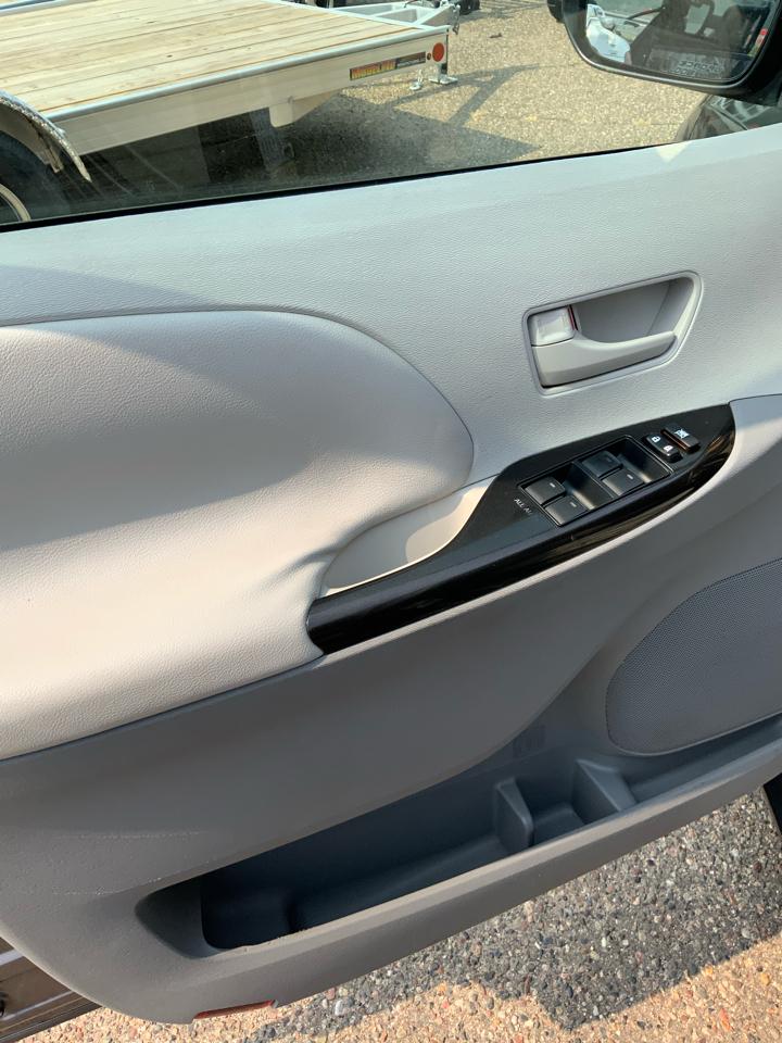 Toyota Sienna LE 8-Pass V6 2011