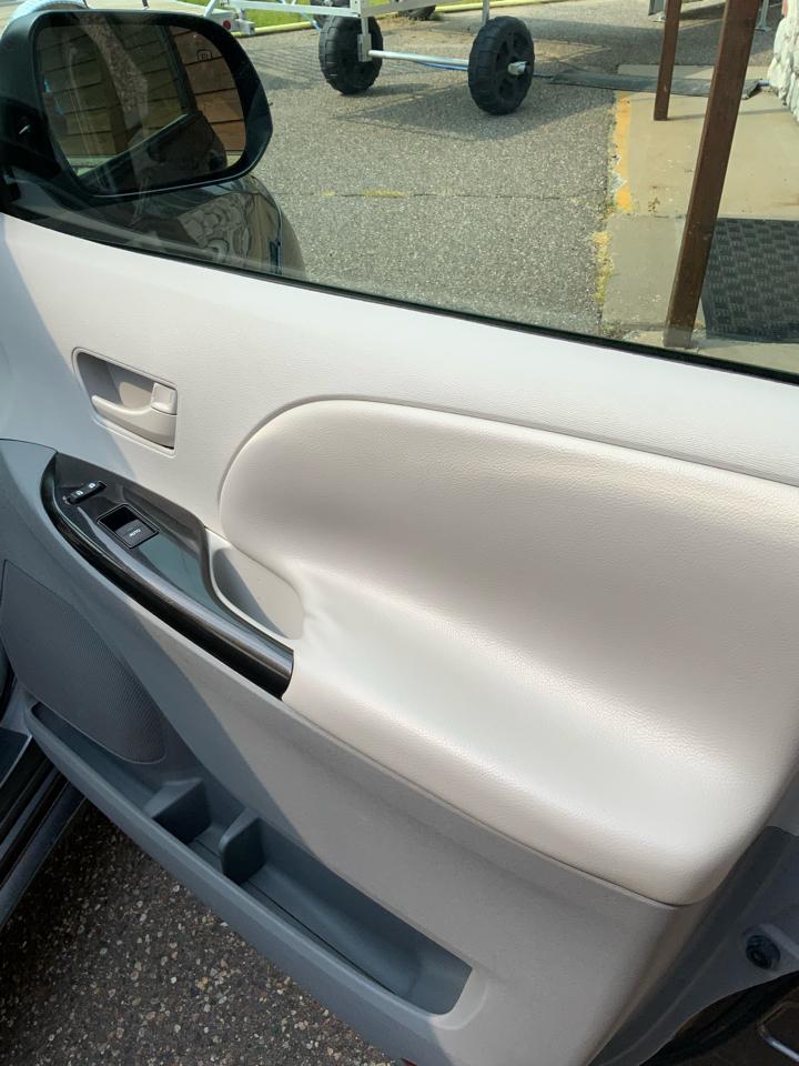 Toyota Sienna LE 8-Pass V6 2011