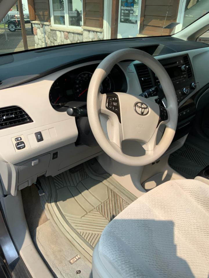 Toyota Sienna LE 8-Pass V6 2011