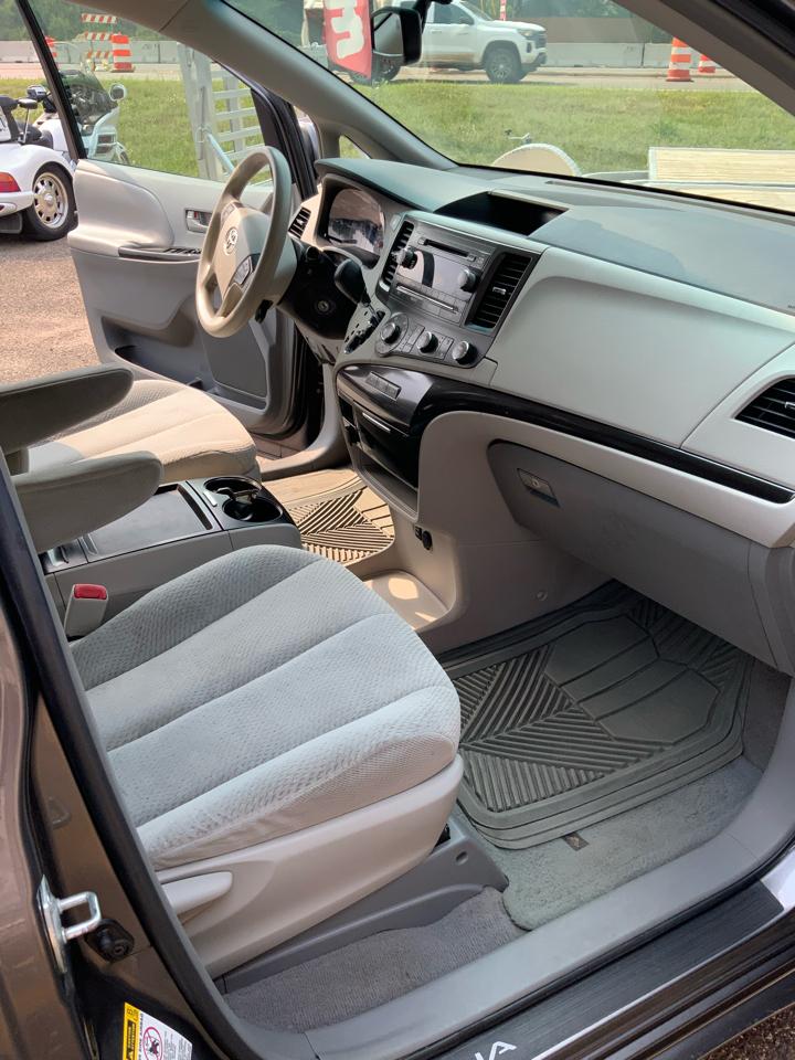 Toyota Sienna LE 8-Pass V6 2011