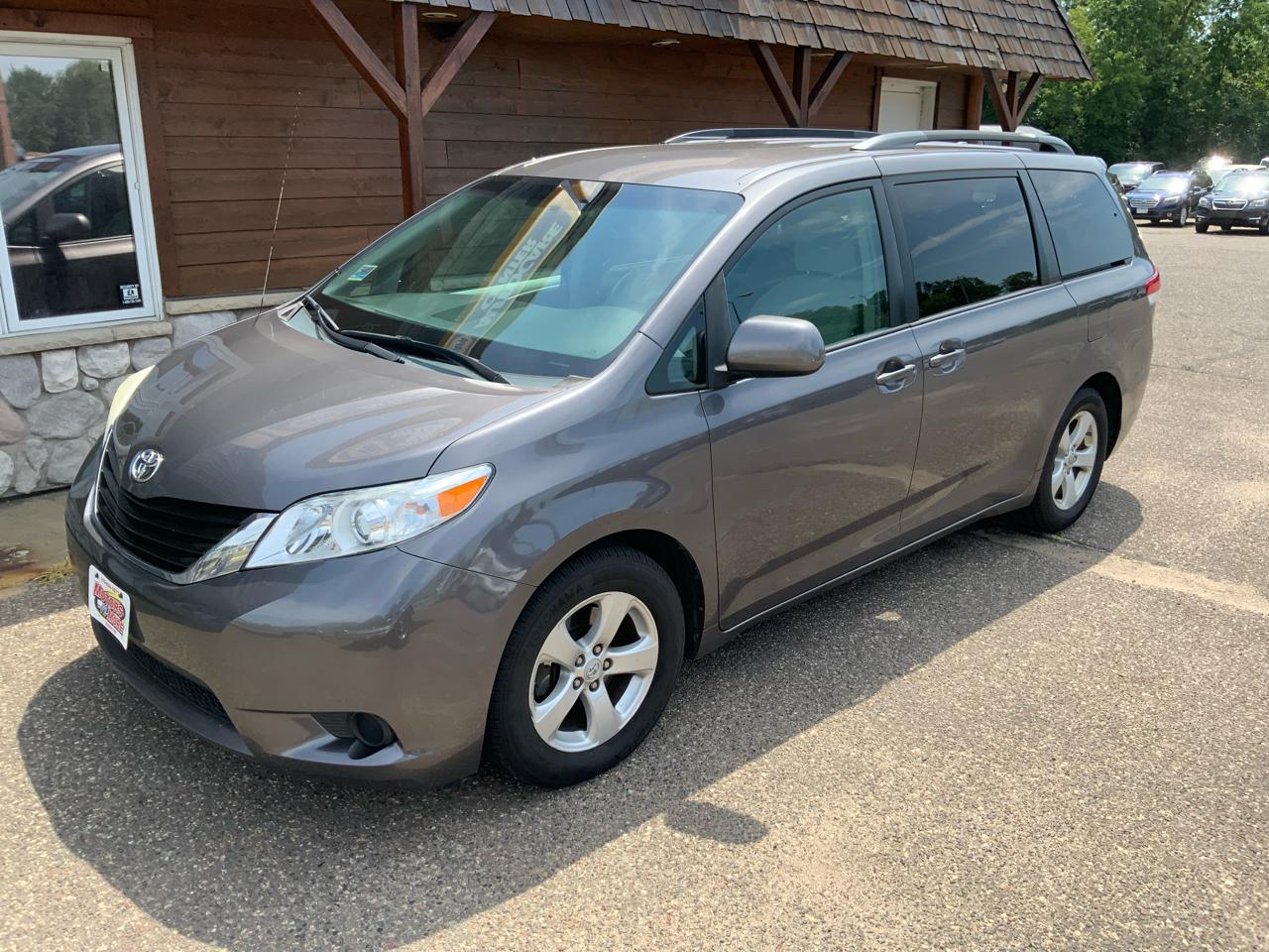 Toyota Sienna LE 8-Pass V6 2011