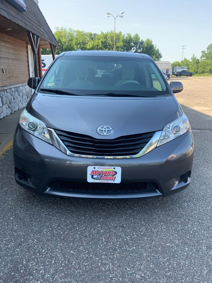 Toyota Sienna LE 8-Pass V6 2011