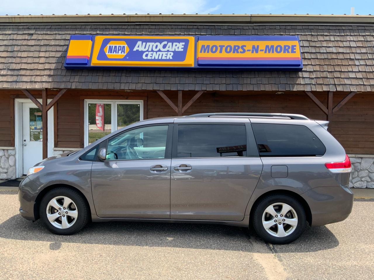 Toyota Sienna LE 8-Pass V6 2011