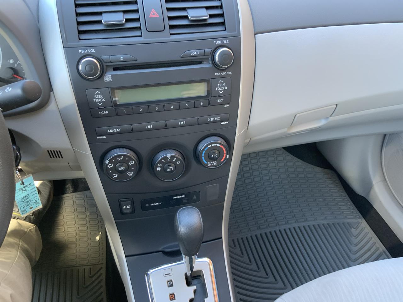 Toyota Corolla 4dr Sdn Auto LE (Natl) 2010