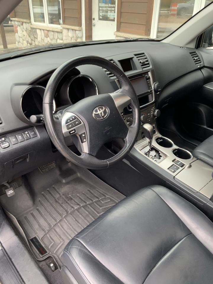 Toyota Highlander Base 4WD 2013