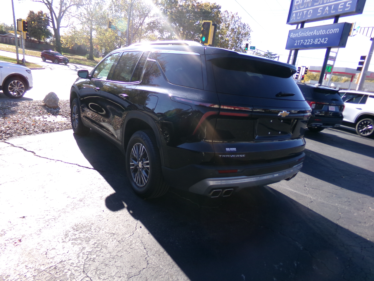 2025 Chevrolet Traverse photo 2