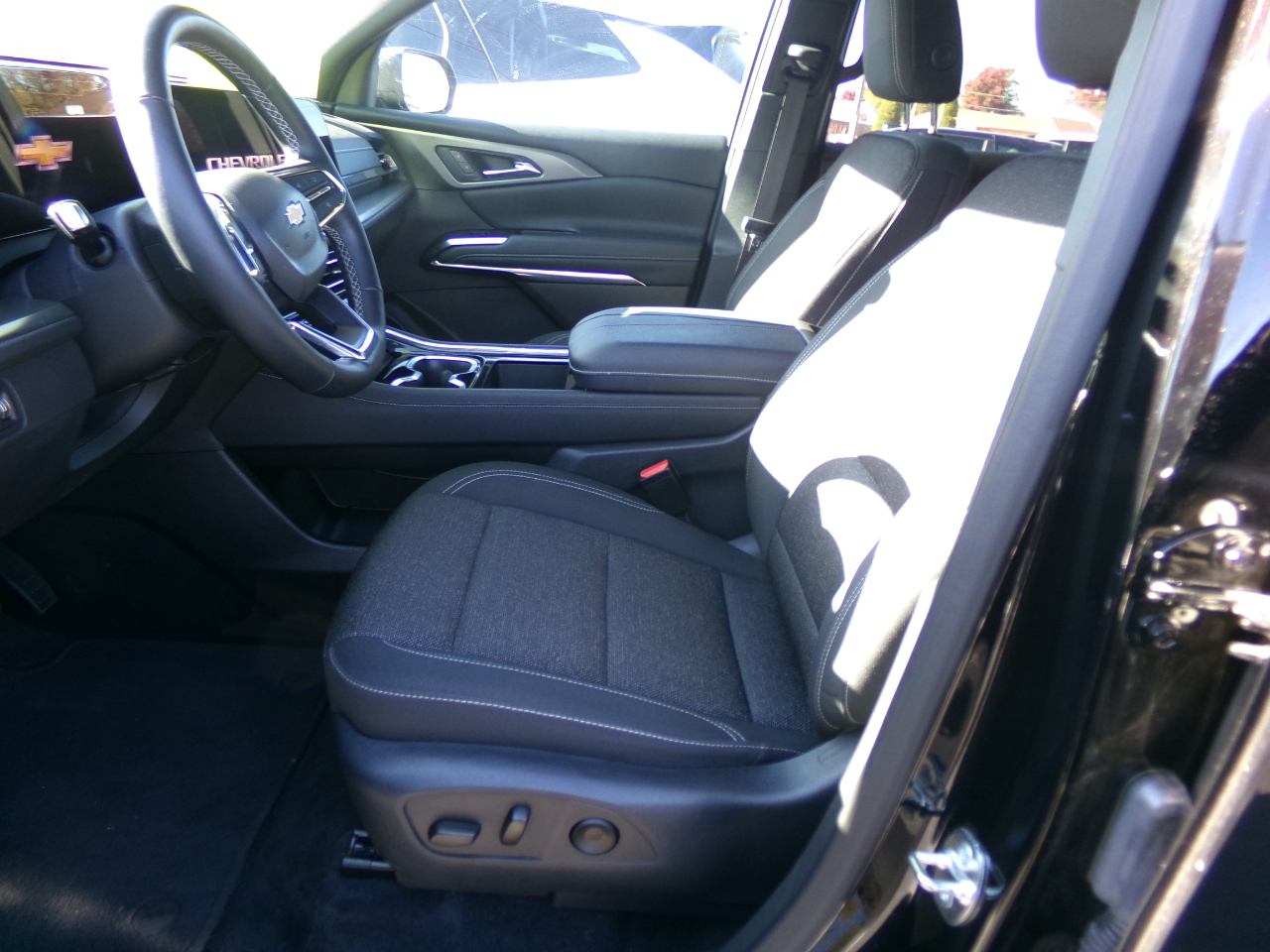 2025 Chevrolet Traverse photo 3