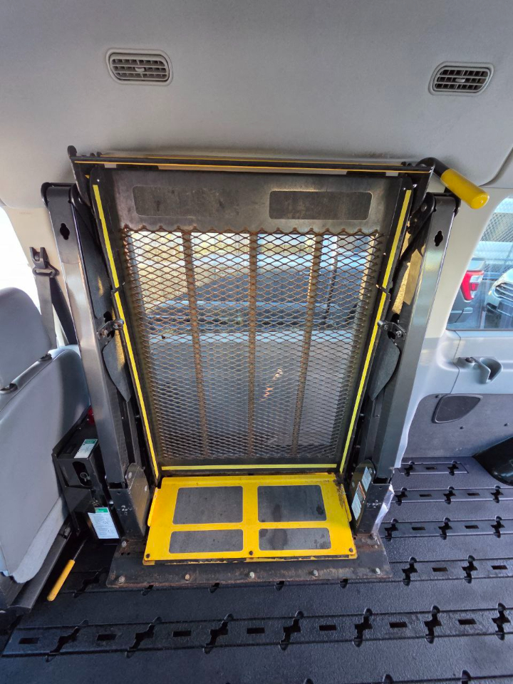 Ford Transit 350 Wagon Med. Roof XL w/Sliding Pass. 148-in. WB 2015