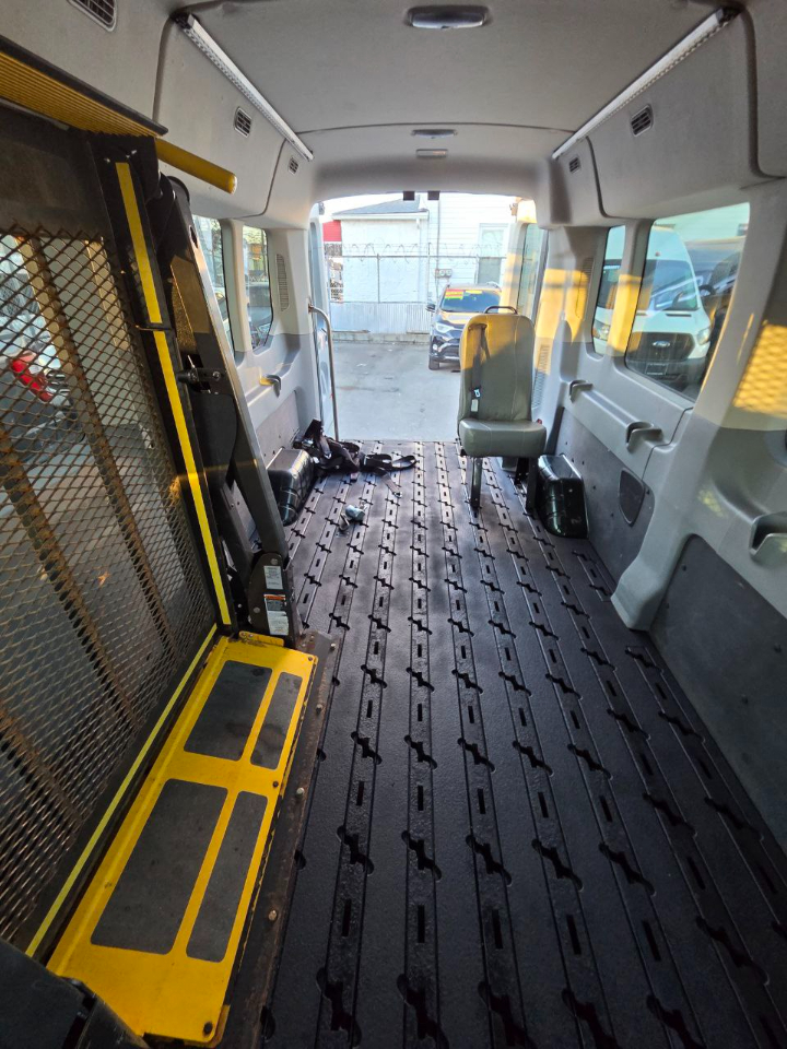 Ford Transit 350 Wagon Med. Roof XL w/Sliding Pass. 148-in. WB 2015